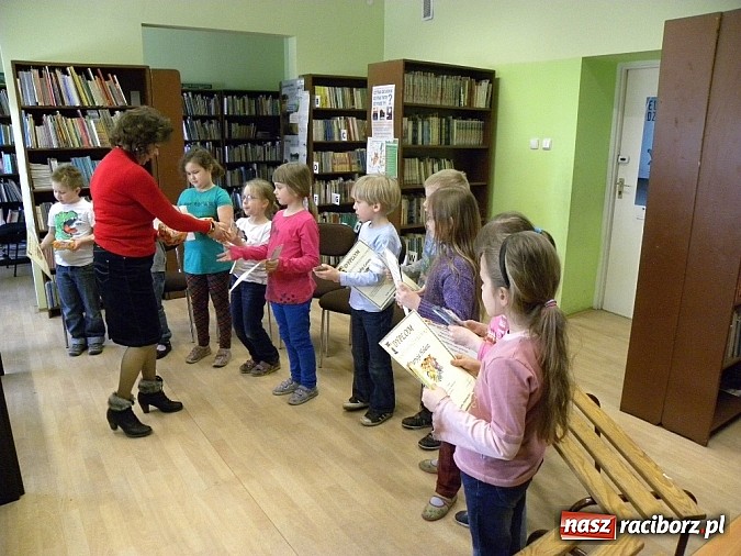 Zdjęcie w galerii na portalu naszraciborz.pl: Nowi czytelnicy w Bibliotece na Płoni wiadomości z regionu