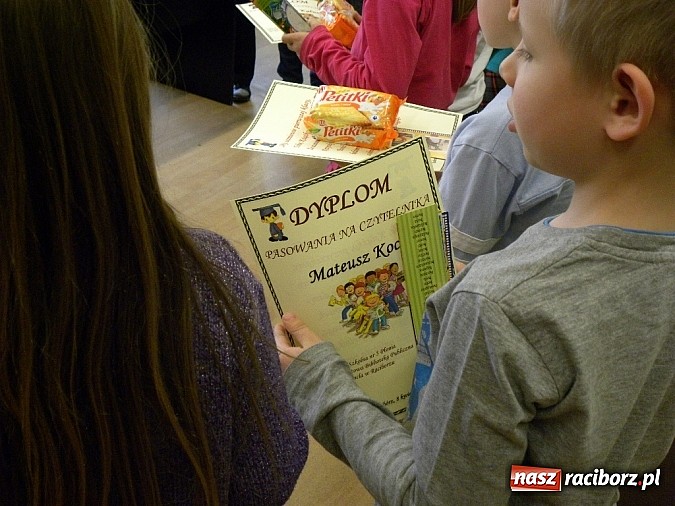 Zdjęcie w galerii na portalu naszraciborz.pl: Nowi czytelnicy w Bibliotece na Płoni wiadomości z regionu
