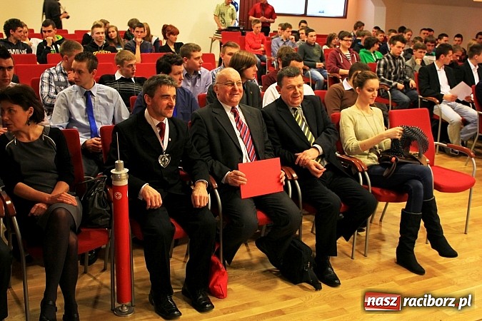 Zdjęcie w galerii na portalu naszraciborz.pl: Wyróżniono młodych krwiodawców z Mechanika wiadomości z regionu