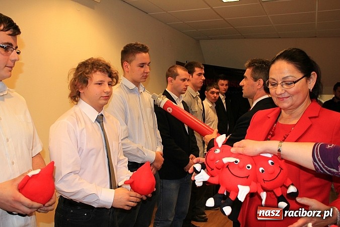 Zdjęcie w galerii na portalu naszraciborz.pl: Wyróżniono młodych krwiodawców z Mechanika wiadomości z regionu