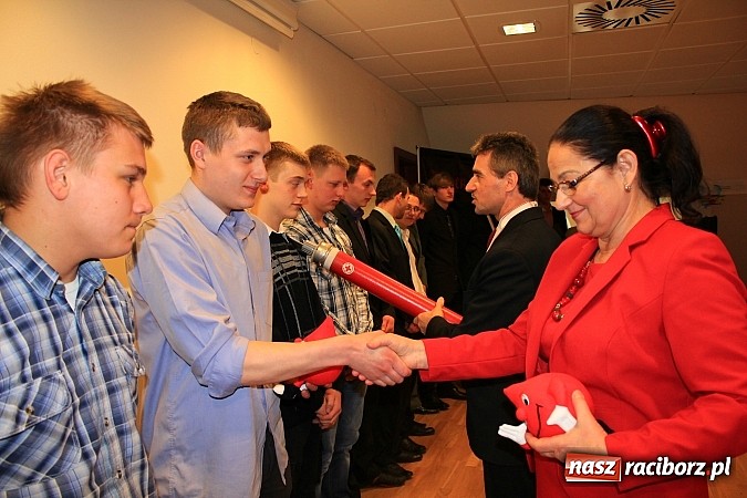 Zdjęcie w galerii na portalu naszraciborz.pl: Wyróżniono młodych krwiodawców z Mechanika wiadomości z regionu