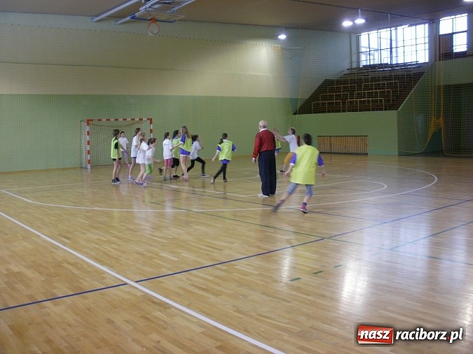 Zdjęcie w galerii na portalu naszraciborz.pl: Powiatowe finały szczypiorniaka w Kuźni wiadomości z regionu