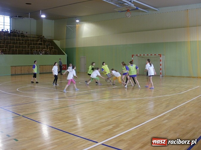 Zdjęcie w galerii na portalu naszraciborz.pl: Powiatowe finały szczypiorniaka w Kuźni wiadomości z regionu