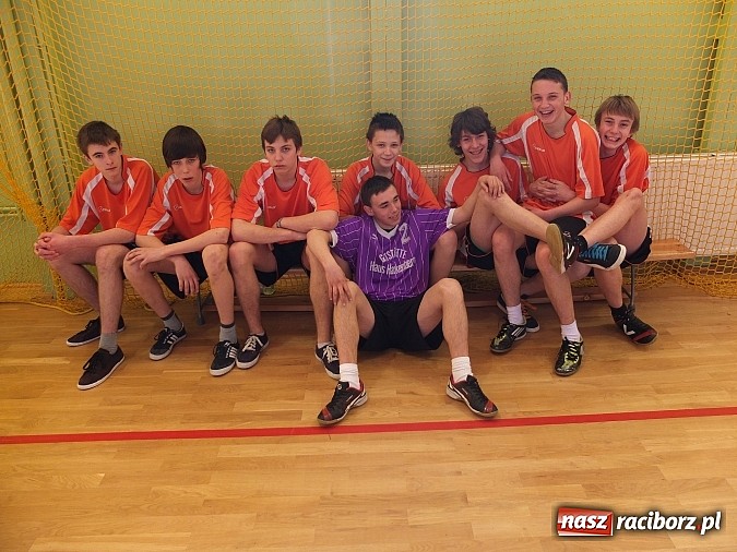 Zdjęcie w galerii na portalu naszraciborz.pl: Powiatowe finały szczypiorniaka w Kuźni wiadomości z regionu