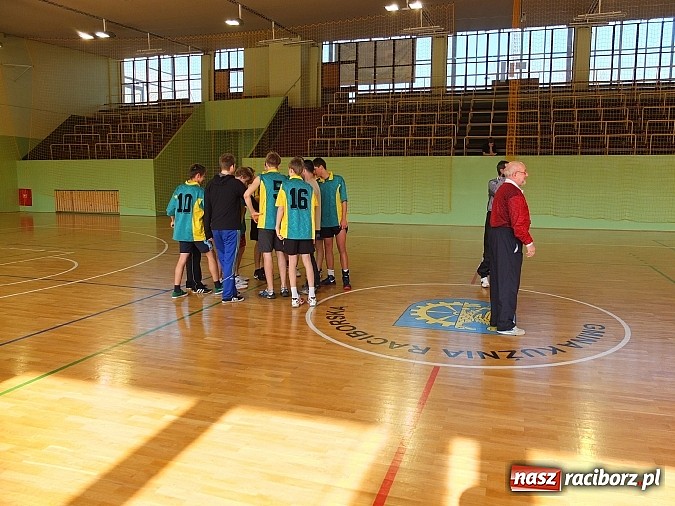 Zdjęcie w galerii na portalu naszraciborz.pl: Powiatowe finały szczypiorniaka w Kuźni wiadomości z regionu