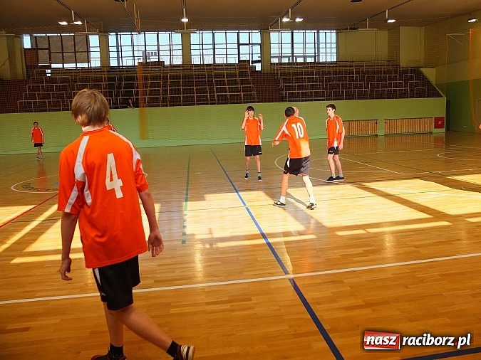 Zdjęcie w galerii na portalu naszraciborz.pl: Powiatowe finały szczypiorniaka w Kuźni wiadomości z regionu