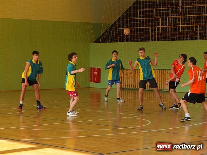 Zdjęcie w galerii na portalu naszraciborz.pl: Powiatowe finały szczypiorniaka w Kuźni wiadomości z regionu