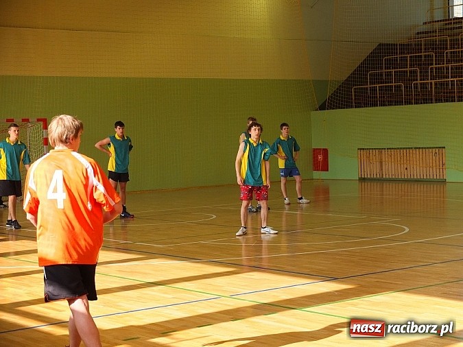 Zdjęcie w galerii na portalu naszraciborz.pl: Powiatowe finały szczypiorniaka w Kuźni wiadomości z regionu