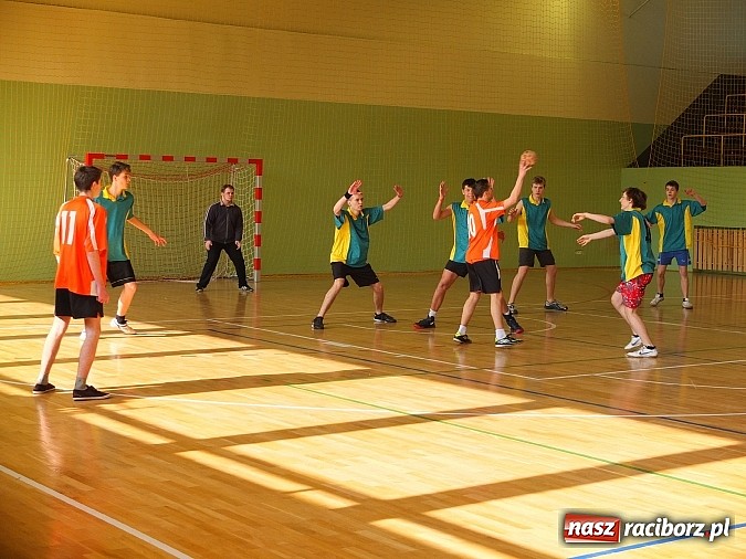 Zdjęcie w galerii na portalu naszraciborz.pl: Powiatowe finały szczypiorniaka w Kuźni wiadomości z regionu