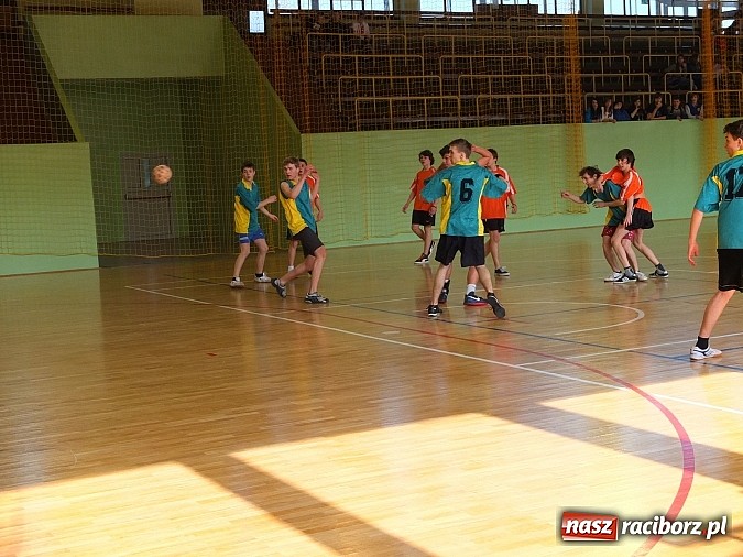 Zdjęcie w galerii na portalu naszraciborz.pl: Powiatowe finały szczypiorniaka w Kuźni wiadomości z regionu