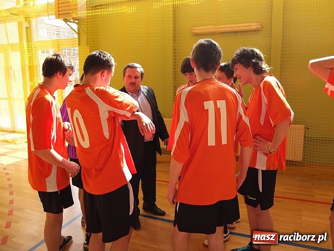 Zdjęcie w galerii na portalu naszraciborz.pl: Powiatowe finały szczypiorniaka w Kuźni wiadomości z regionu