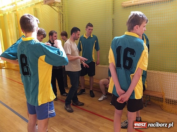 Zdjęcie w galerii na portalu naszraciborz.pl: Powiatowe finały szczypiorniaka w Kuźni wiadomości z regionu