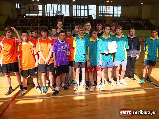 Zdjęcie w galerii na portalu naszraciborz.pl: Powiatowe finały szczypiorniaka w Kuźni wiadomości z regionu