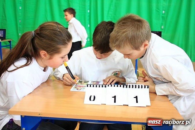 Zdjęcie w galerii na portalu naszraciborz.pl: W Rudniku sprawdzali wiedzę religijną wiadomości z regionu