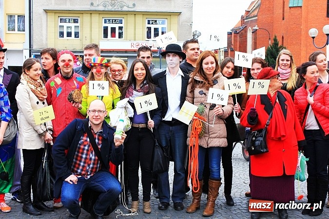 Zdjęcie w galerii na portalu naszraciborz.pl: A(na)nas kto przekaże 1%? Happening na rynku wiadomości z regionu