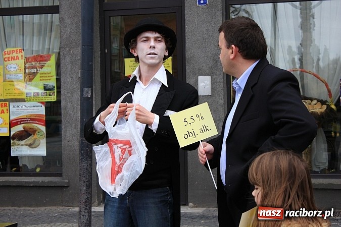 Zdjęcie w galerii na portalu naszraciborz.pl: A(na)nas kto przekaże 1%? Happening na rynku wiadomości z regionu