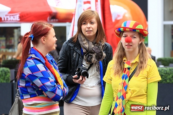 Zdjęcie w galerii na portalu naszraciborz.pl: A(na)nas kto przekaże 1%? Happening na rynku wiadomości z regionu