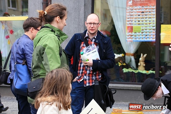 Zdjęcie w galerii na portalu naszraciborz.pl: A(na)nas kto przekaże 1%? Happening na rynku wiadomości z regionu