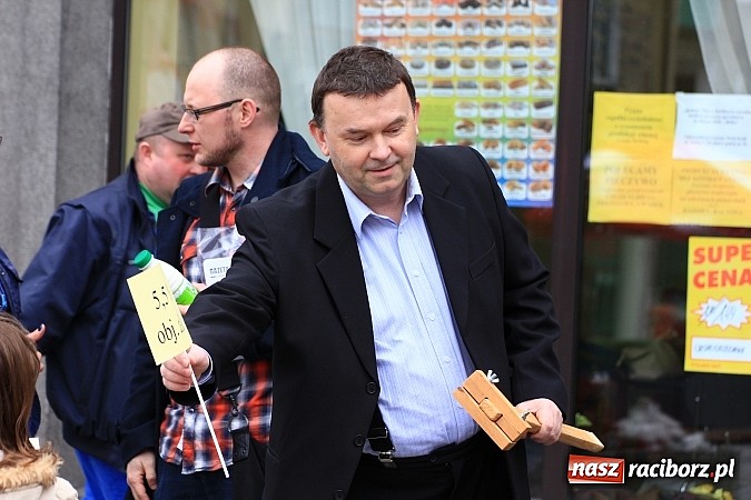 Zdjęcie w galerii na portalu naszraciborz.pl: A(na)nas kto przekaże 1%? Happening na rynku wiadomości z regionu