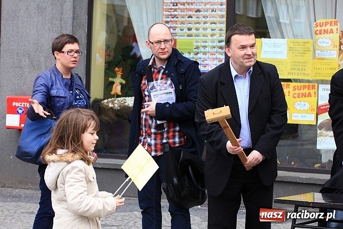 Zdjęcie w galerii na portalu naszraciborz.pl: A(na)nas kto przekaże 1%? Happening na rynku wiadomości z regionu