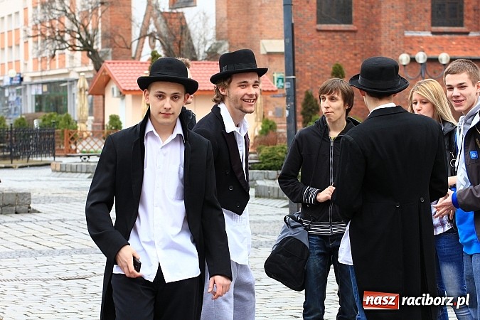 Zdjęcie w galerii na portalu naszraciborz.pl: A(na)nas kto przekaże 1%? Happening na rynku wiadomości z regionu