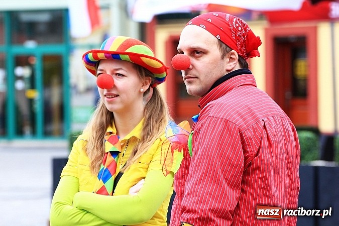 Zdjęcie w galerii na portalu naszraciborz.pl: A(na)nas kto przekaże 1%? Happening na rynku wiadomości z regionu