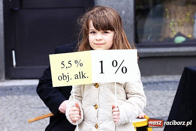 Zdjęcie w galerii na portalu naszraciborz.pl: A(na)nas kto przekaże 1%? Happening na rynku wiadomości z regionu