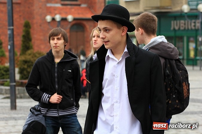 Zdjęcie w galerii na portalu naszraciborz.pl: A(na)nas kto przekaże 1%? Happening na rynku wiadomości z regionu