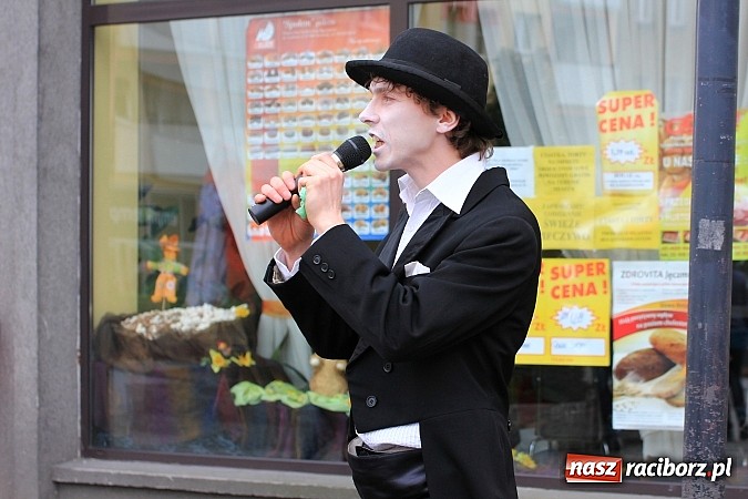 Zdjęcie w galerii na portalu naszraciborz.pl: A(na)nas kto przekaże 1%? Happening na rynku wiadomości z regionu