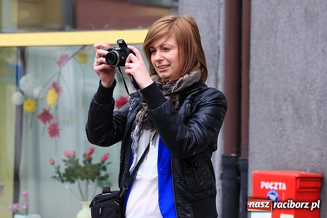 Zdjęcie w galerii na portalu naszraciborz.pl: A(na)nas kto przekaże 1%? Happening na rynku wiadomości z regionu