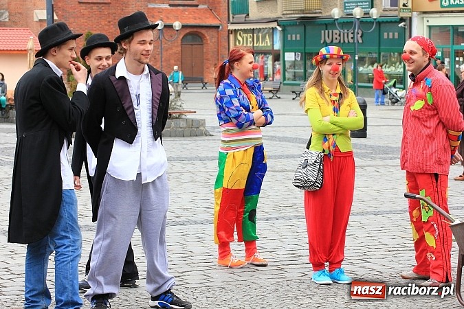 Zdjęcie w galerii na portalu naszraciborz.pl: A(na)nas kto przekaże 1%? Happening na rynku wiadomości z regionu