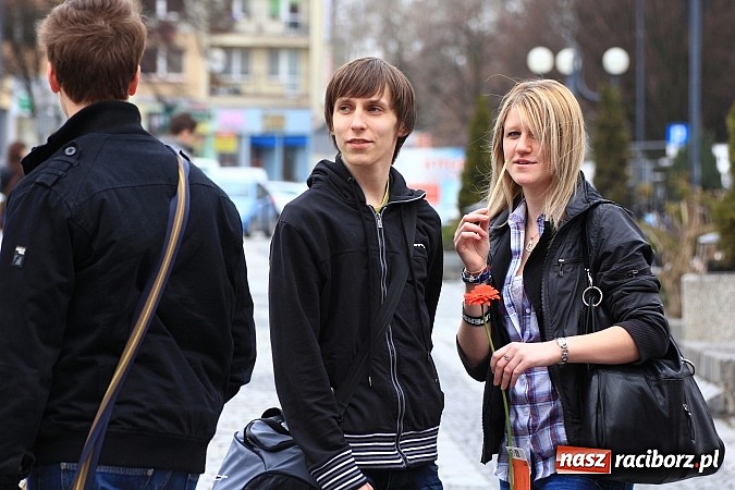 Zdjęcie w galerii na portalu naszraciborz.pl: A(na)nas kto przekaże 1%? Happening na rynku wiadomości z regionu