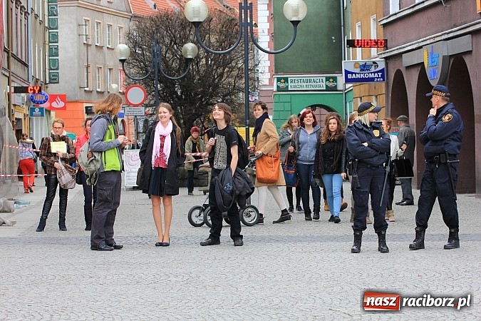 Zdjęcie w galerii na portalu naszraciborz.pl: A(na)nas kto przekaże 1%? Happening na rynku wiadomości z regionu