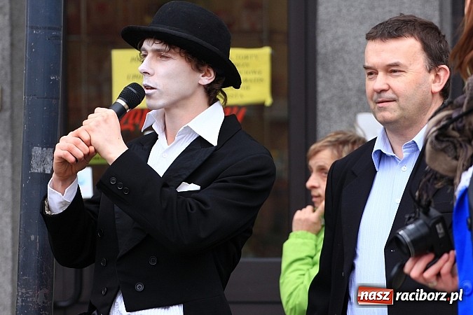 Zdjęcie w galerii na portalu naszraciborz.pl: A(na)nas kto przekaże 1%? Happening na rynku wiadomości z regionu