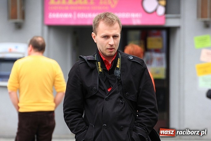 Zdjęcie w galerii na portalu naszraciborz.pl: A(na)nas kto przekaże 1%? Happening na rynku wiadomości z regionu