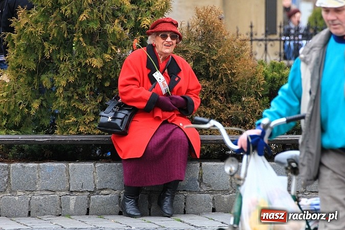 Zdjęcie w galerii na portalu naszraciborz.pl: A(na)nas kto przekaże 1%? Happening na rynku wiadomości z regionu