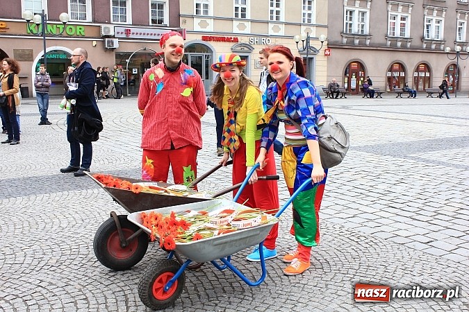 Zdjęcie w galerii na portalu naszraciborz.pl: A(na)nas kto przekaże 1%? Happening na rynku wiadomości z regionu