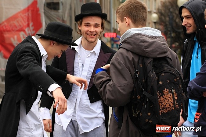 Zdjęcie w galerii na portalu naszraciborz.pl: A(na)nas kto przekaże 1%? Happening na rynku wiadomości z regionu