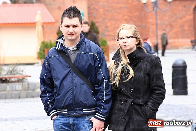 Zdjęcie w galerii na portalu naszraciborz.pl: A(na)nas kto przekaże 1%? Happening na rynku wiadomości z regionu