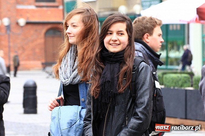 Zdjęcie w galerii na portalu naszraciborz.pl: A(na)nas kto przekaże 1%? Happening na rynku wiadomości z regionu