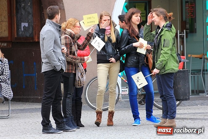 Zdjęcie w galerii na portalu naszraciborz.pl: A(na)nas kto przekaże 1%? Happening na rynku wiadomości z regionu