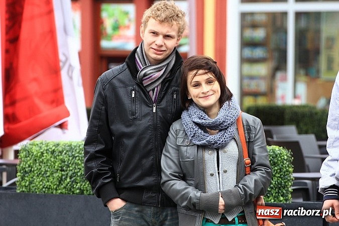 Zdjęcie w galerii na portalu naszraciborz.pl: A(na)nas kto przekaże 1%? Happening na rynku wiadomości z regionu