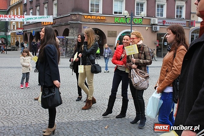 Zdjęcie w galerii na portalu naszraciborz.pl: A(na)nas kto przekaże 1%? Happening na rynku wiadomości z regionu