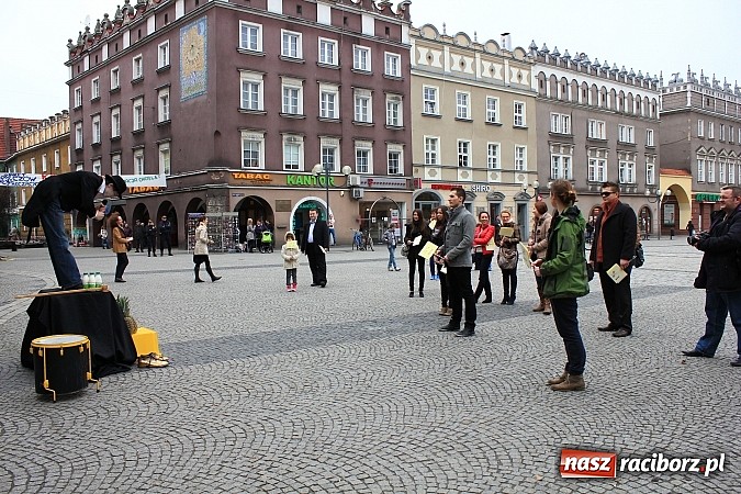 Zdjęcie w galerii na portalu naszraciborz.pl: A(na)nas kto przekaże 1%? Happening na rynku wiadomości z regionu