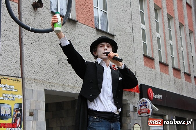 Zdjęcie w galerii na portalu naszraciborz.pl: A(na)nas kto przekaże 1%? Happening na rynku wiadomości z regionu