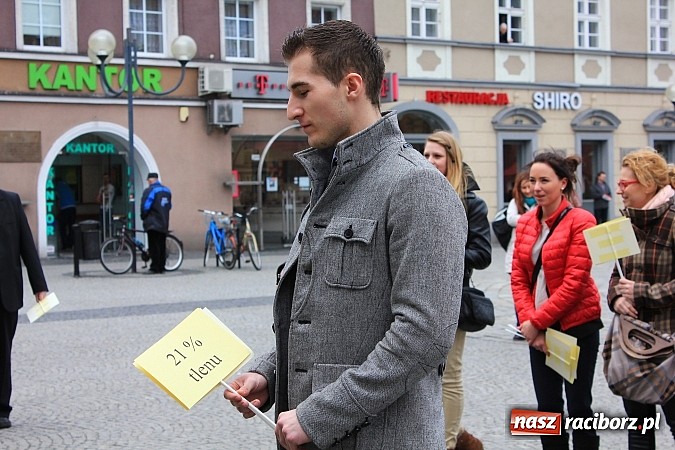 Zdjęcie w galerii na portalu naszraciborz.pl: A(na)nas kto przekaże 1%? Happening na rynku wiadomości z regionu