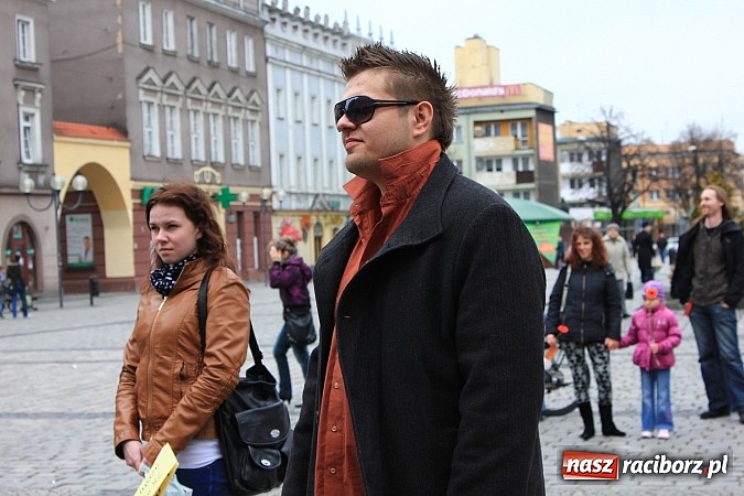 Zdjęcie w galerii na portalu naszraciborz.pl: A(na)nas kto przekaże 1%? Happening na rynku wiadomości z regionu