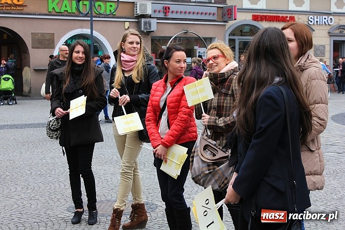 Zdjęcie w galerii na portalu naszraciborz.pl: A(na)nas kto przekaże 1%? Happening na rynku wiadomości z regionu