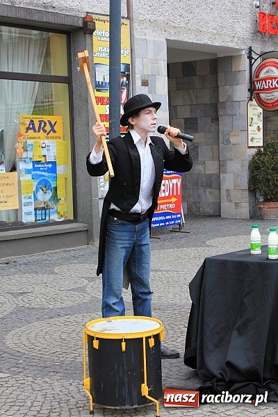 Zdjęcie w galerii na portalu naszraciborz.pl: A(na)nas kto przekaże 1%? Happening na rynku wiadomości z regionu