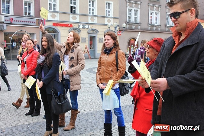 Zdjęcie w galerii na portalu naszraciborz.pl: A(na)nas kto przekaże 1%? Happening na rynku wiadomości z regionu
